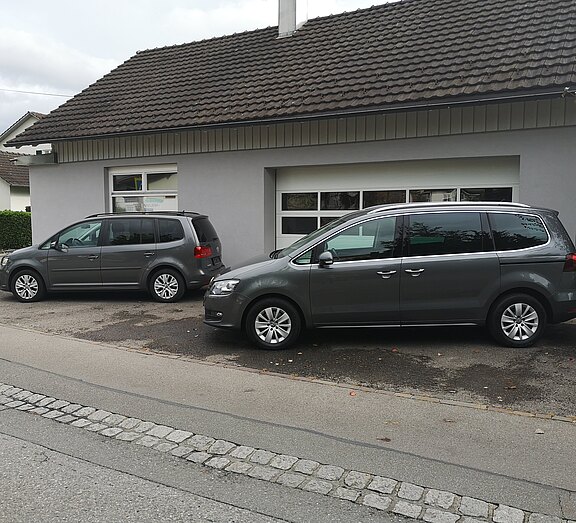 VW_Sharan_vor_Firmengebäude_1.jpg  